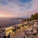 Отель La Chevre D'or 5*